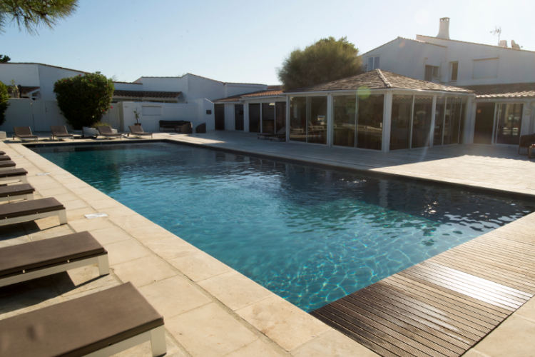 Ecova: Submerged pool cover